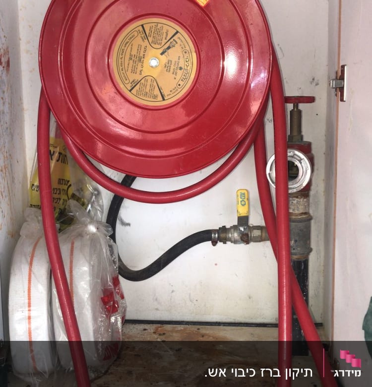 גלגלת צינור אדומה עם ברז ומחבר